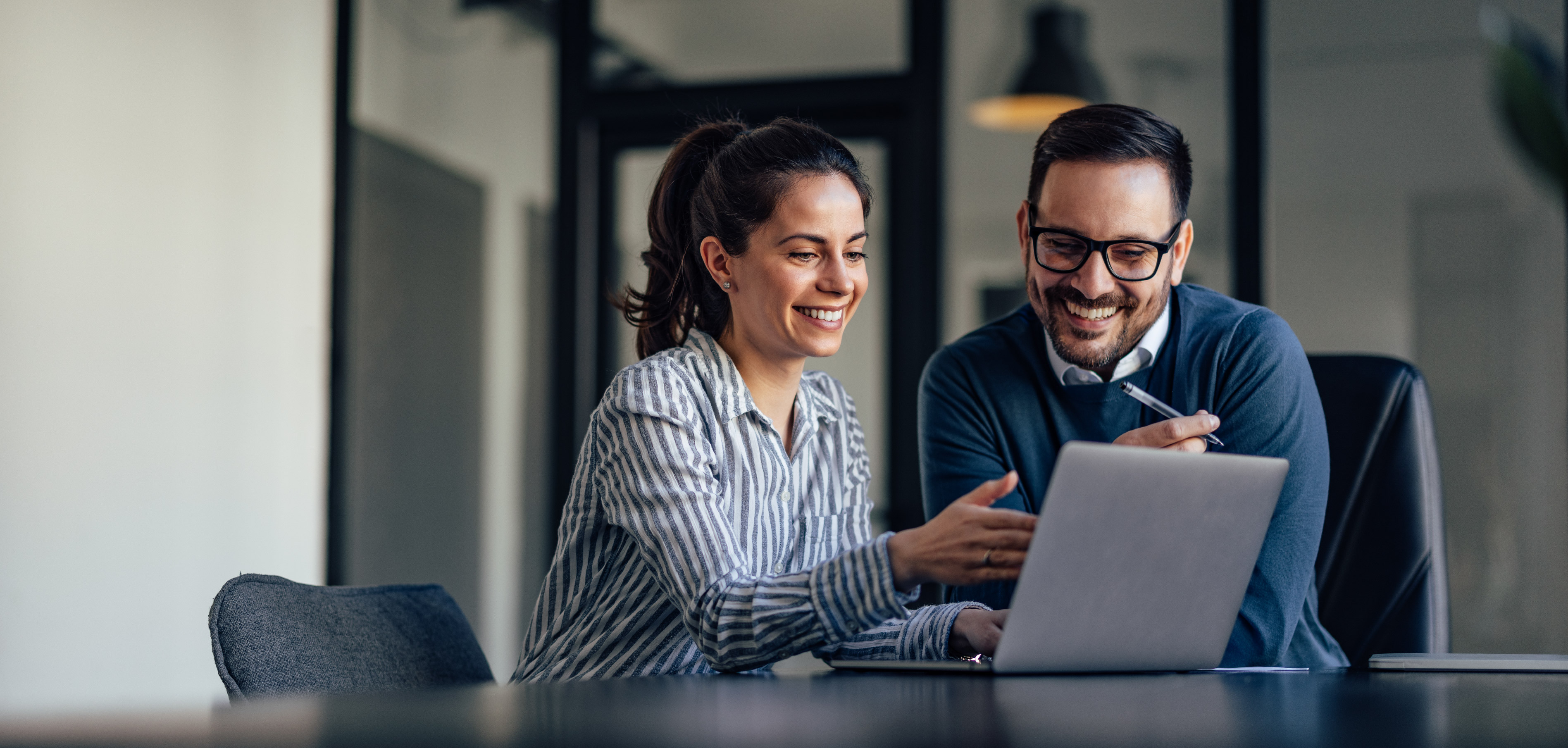 Mujer consultando informes económicos