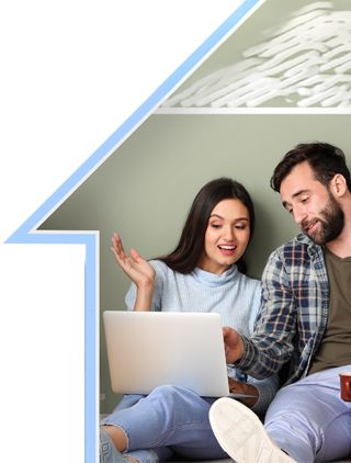 Pareja solicitando su crédito de vivienda en línea