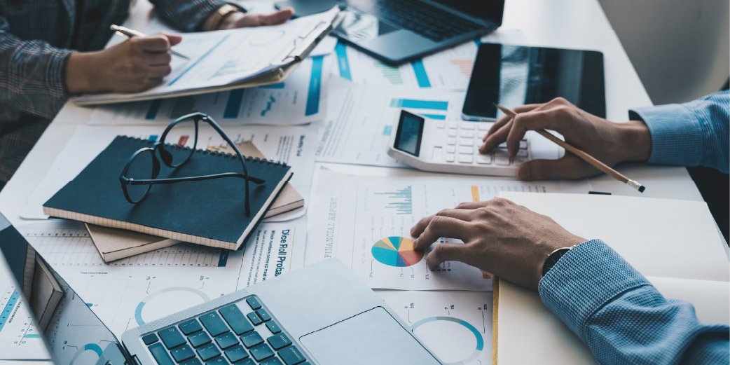 Personas analizando reportes financieros en escritorio