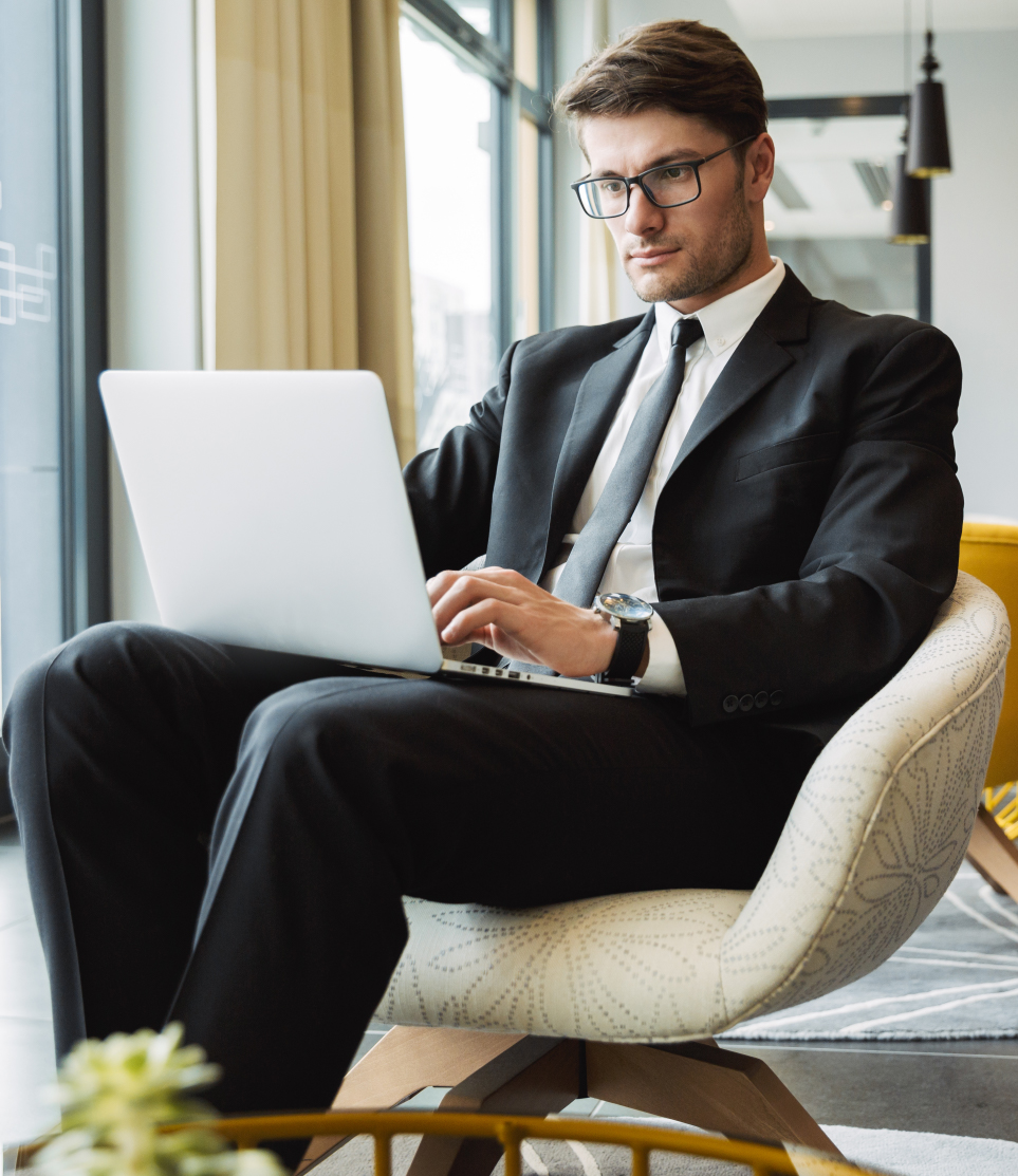 Hombre con laptop
